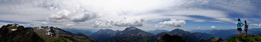 Dalla vetta del Pietra Quadra ampia vista sulle Alpi e Prealpi Orobie 
